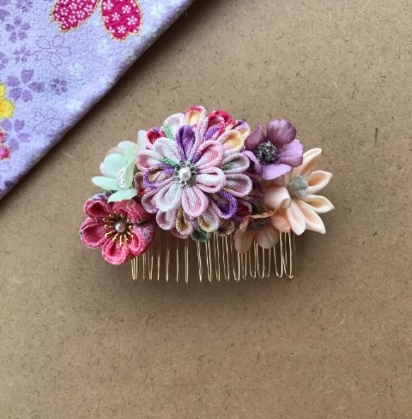つまみ細工のコームの髪飾り　桃色系の菊＆小花 1枚目の画像