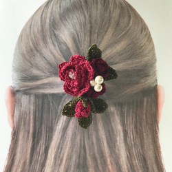ナチュラル2wayクリップ髪飾り・コサージュ　赤色のバラ3種とパールのペップ付き 2枚目の画像