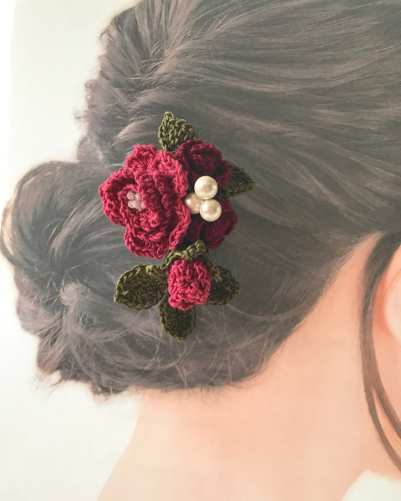 ナチュラル2wayクリップ髪飾り・コサージュ　赤色のバラ3種とパールのペップ付き 3枚目の画像