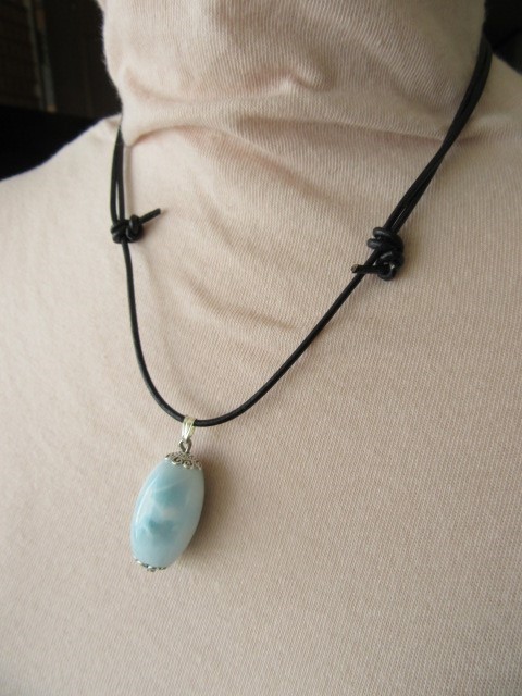 【送料無料】ハンドメイド　天然石たる型アイスラリマーペンダント（ガラスビーズ付き）