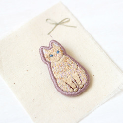 茶トラ猫の刺繍ブローチ 3枚目の画像