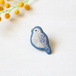 青い羽の小鳥の刺繍ブローチ 1枚目の画像