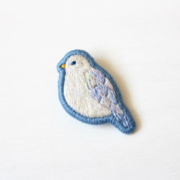 青い羽の小鳥の刺繍ブローチ 3枚目の画像