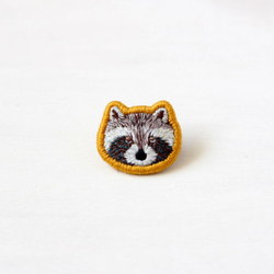 アライグマの刺繍ブローチ 1枚目の画像