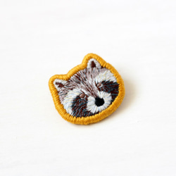 アライグマの刺繍ブローチ 3枚目の画像