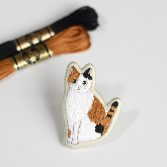 三毛猫の刺繍ブローチ 1枚目の画像