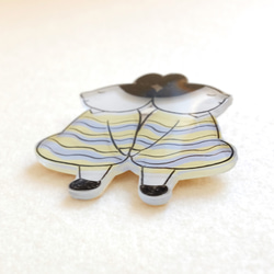 Brooch「背を合わせる双子」 2枚目の画像