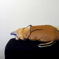 【受注】オリジナルテキスタイルクッション「猫と寝る」 3枚目の画像