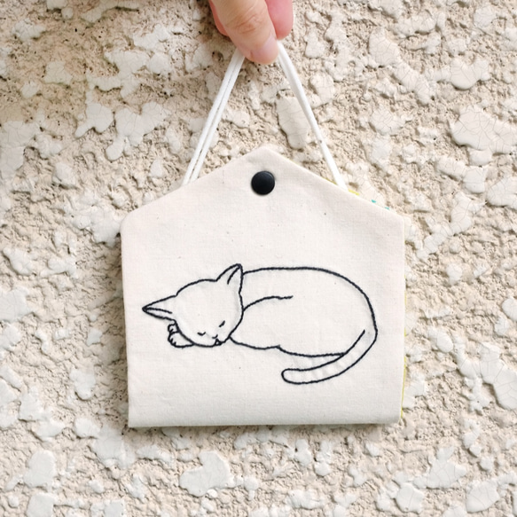 刺繍マスクケース　眠る猫／イエロー 1枚目の画像