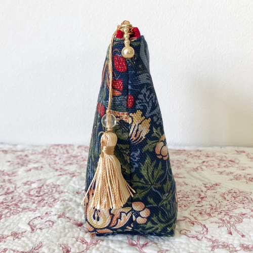 受注販売》ウィリアムモリス《いちご泥棒》タッセル付き コスメポーチ