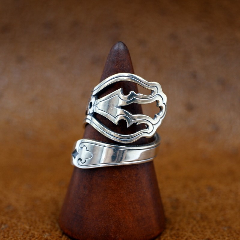 西洋美的な手彫りと透かし彫りの銀製の指輪｜シルバー｜ヴィンテージ｜スプーンリング｜上品｜綺麗｜西洋｜