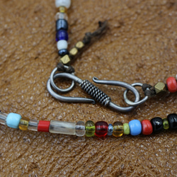一條民族項鍊，頂部飾有古董銀器，並飾有兩種布和非洲珠子 第5張的照片