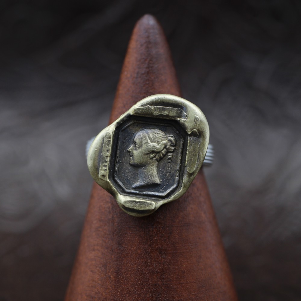 貴族の女の横顔