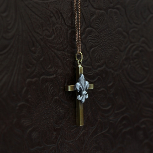 真鍮の十字架と銀のFDL（フルール・ド・リス）｜シルバー｜ペンダント｜ネックレスチェーン付｜ゴシック｜英国 2枚目の画像