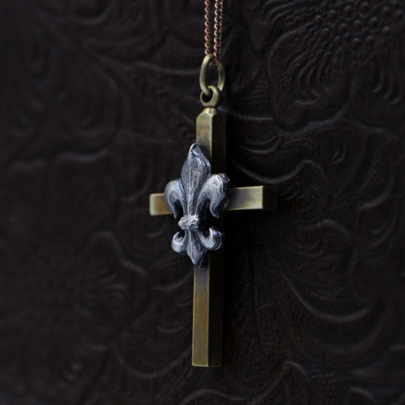真鍮の十字架と銀のFDL（フルール・ド・リス）｜シルバー｜ペンダント｜ネックレスチェーン付｜ゴシック｜英国 4枚目の画像