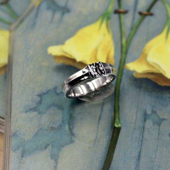 將一件古董銀器改造成戒指後，便成為一款裝飾簡單的時尚戒指。 第1張的照片