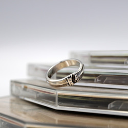 將一件古董銀器改造成戒指後，便成為一款裝飾簡單的時尚戒指。 第2張的照片