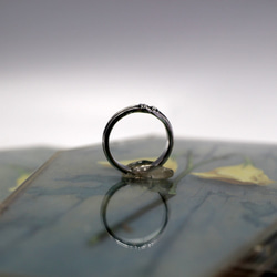 將一件古董銀器改造成戒指後，便成為一款裝飾簡單的時尚戒指。 第3張的照片