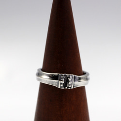 將一件古董銀器改造成戒指後，便成為一款裝飾簡單的時尚戒指。 第4張的照片