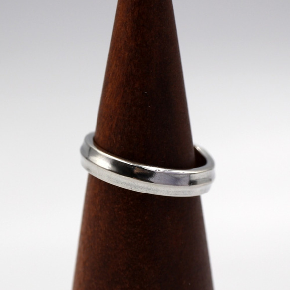將一件古董銀器改造成戒指後，便成為一款裝飾簡單的時尚戒指。 第5張的照片