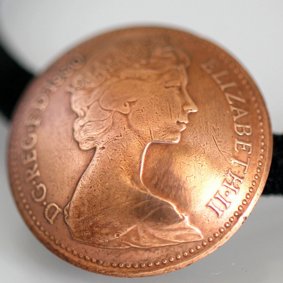 シブい大人のアクセサリー｜英国のコインをヘアーゴムに｜使わない時はブレスレットに｜若き日の女王陛下の肖像 2枚目の画像