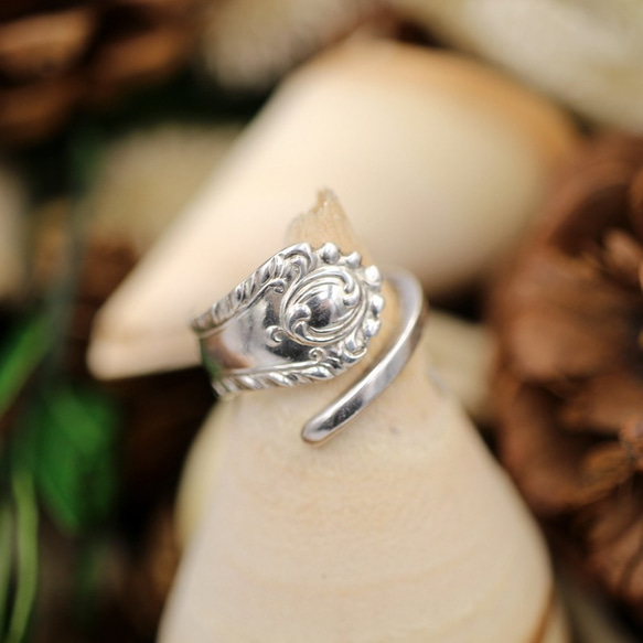 歐洲裝飾精美的銀戒指/ JP10 第1張的照片