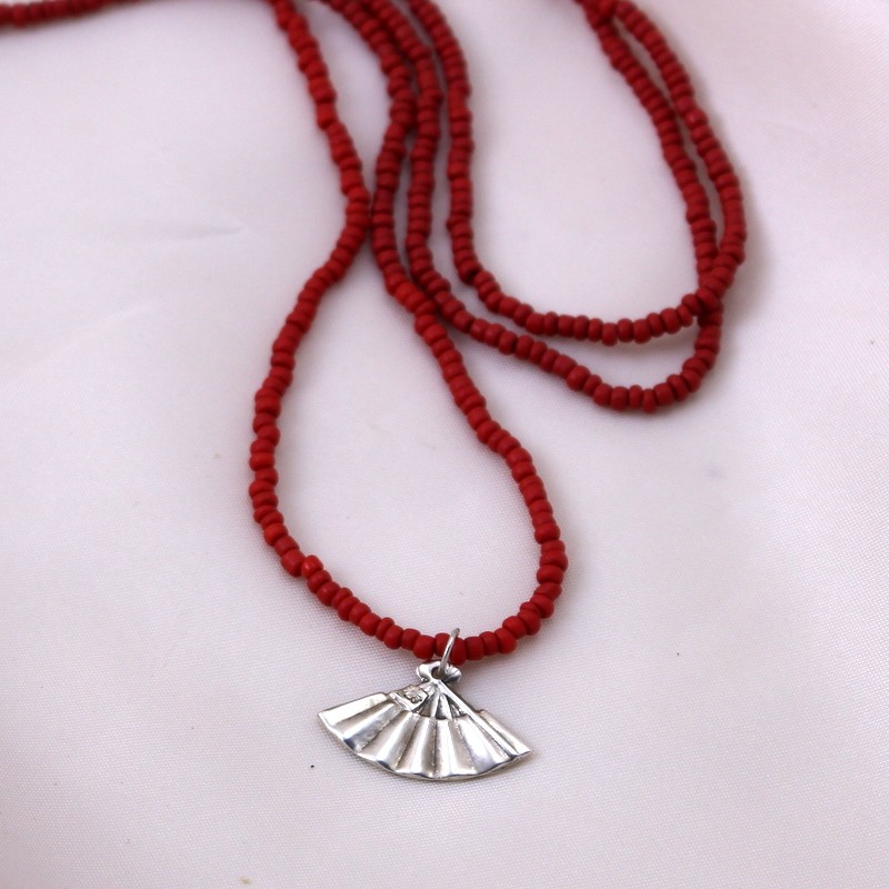 王道和モダン｜艶やかで華やかなジャポニズムの赤が印象的なビーズに銀の扇子のペンダントトップのネックレス｜和風｜古風