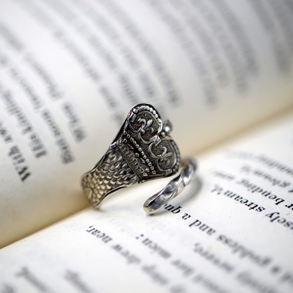 ブリティッシュ好きに｜王冠と先端をツイスト加工した銀製の指輪｜ヴィンテージ｜シルバー｜スプーンリング