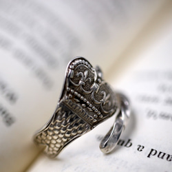 ブリティッシュ好きに｜王冠と先端をツイスト加工した銀製の指輪｜ヴィンテージ｜シルバー｜スプーンリング 2枚目の画像