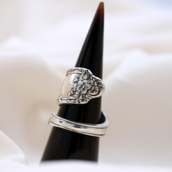 フローラルに小ぶりな花で美麗に装飾した純銀の指輪 2枚目の画像