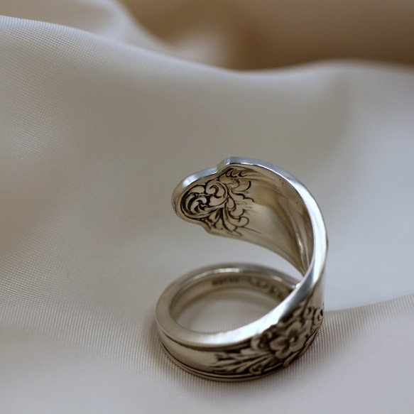 フローラルに小ぶりな花で美麗に装飾した純銀の指輪 6枚目の画像