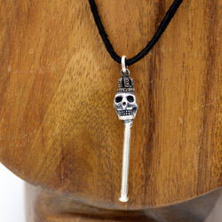 Rod skull｜シルバー｜ペンダント｜レザーロープ付｜リメイクジュエリー｜王冠｜スカル｜髑髏｜ドクロ｜杖｜変形｜V系 2枚目の画像