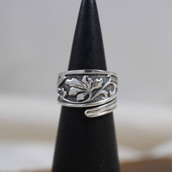 歐洲蔓藤花紋銀戒指 | 復古 | 湯匙形戒指 | 花卉蔓藤花紋 | 西式 | 優雅 | 傳統 | 美麗 | 40 歲以上 第7張的照片