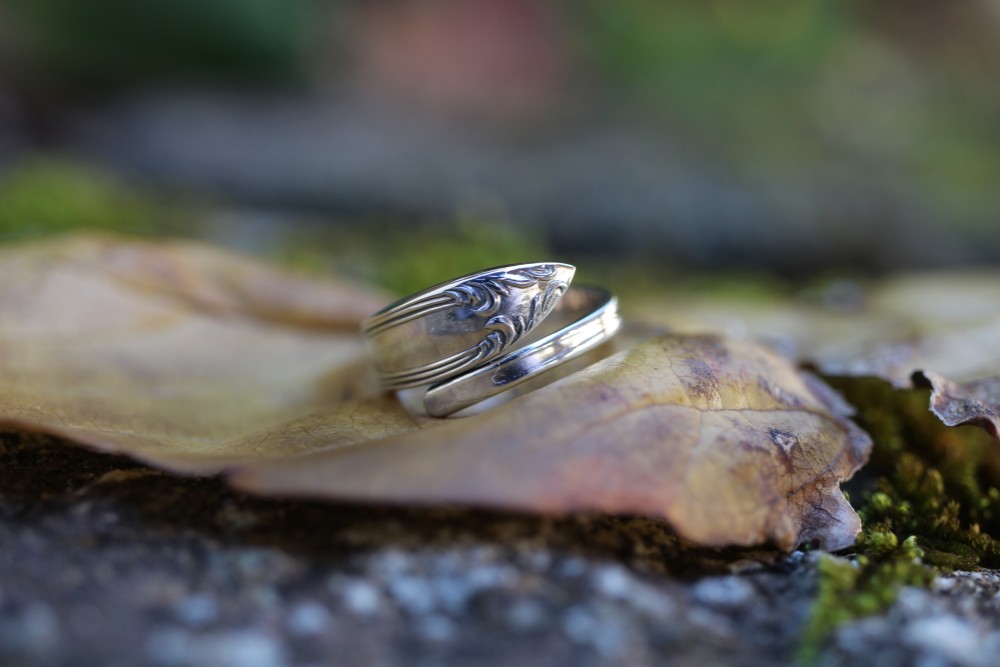 ヨーロピアンなフォルムと小ぶりな花を添えた小ぶりな銀製の指輪