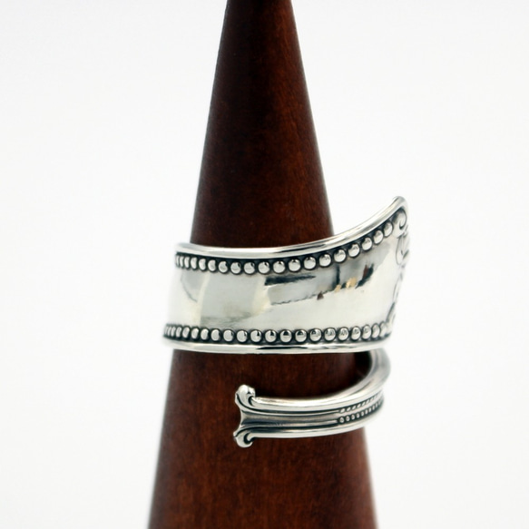 通過重製簡單但優雅的銀器製成的戒指，可以感受到西方風格的美麗 第3張的照片