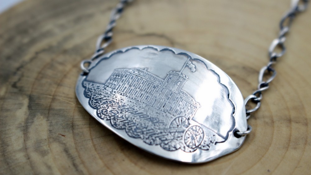 牧歌的な片田舎のアメリカの風景を切り取った、アンティークの銀器をリメイクして作ったシルバーブレスレット