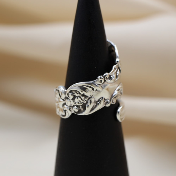 銀戒指，古董勺子製成，帶有歐洲流線和花卉裝飾 第4張的照片