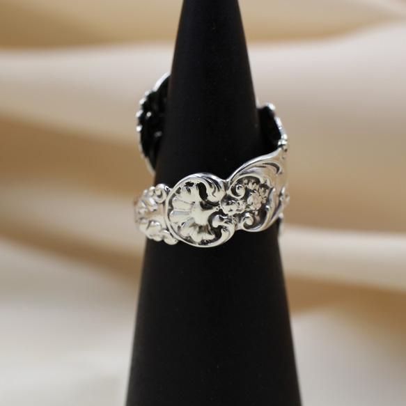 銀戒指，古董勺子製成，帶有歐洲流線和花卉裝飾 第5張的照片