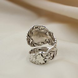 銀戒指，古董勺子製成，帶有歐洲流線和花卉裝飾 第7張的照片