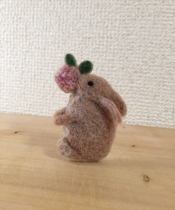 紫陽花とうさぎのブローチ 2枚目の画像