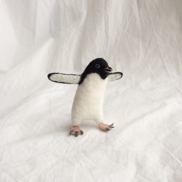 踊るアデリーペンギンのブローチ 2枚目の画像