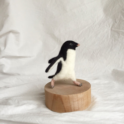 走るアデリーペンギンのブローチ 2枚目の画像