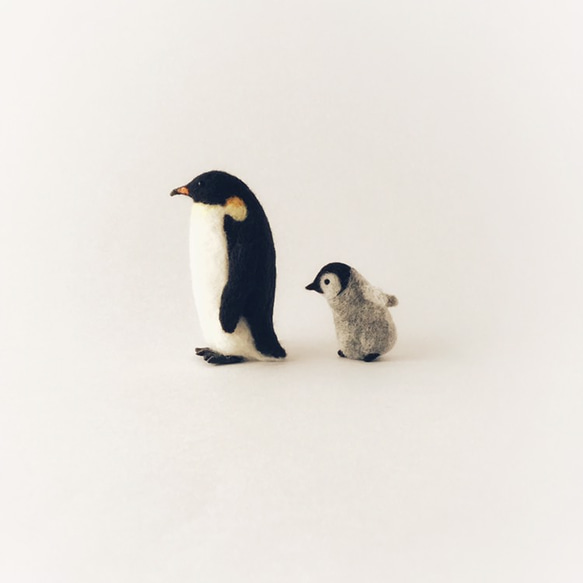 【受注製作】コウテイペンギン親子のブローチ 1枚目の画像