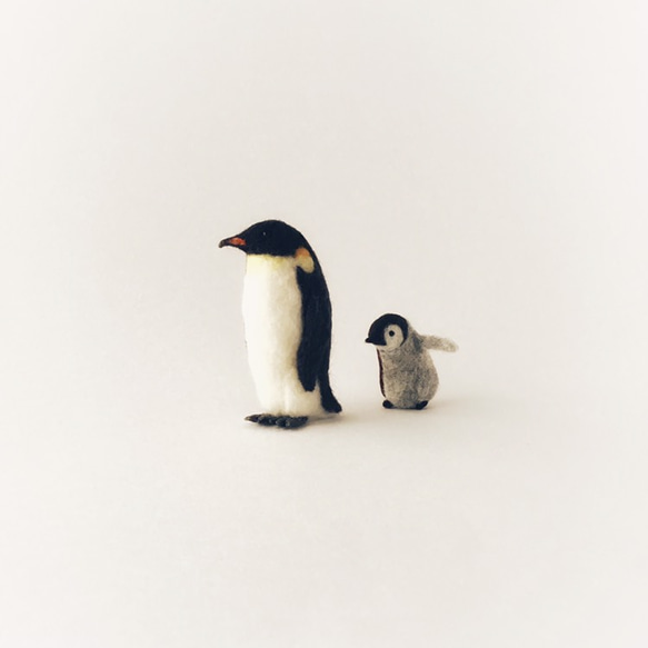 【受注製作】コウテイペンギン親子のブローチ 2枚目の画像
