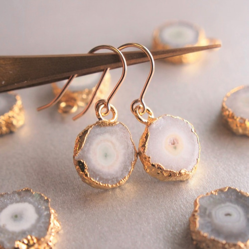 クオーツと淡水パールのアシンメトリー14kgf天然石ロングピアス