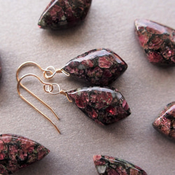 ☆希少石 ユーディアライト AAA 14kgf 柘榴色のピアス（イヤリング変更