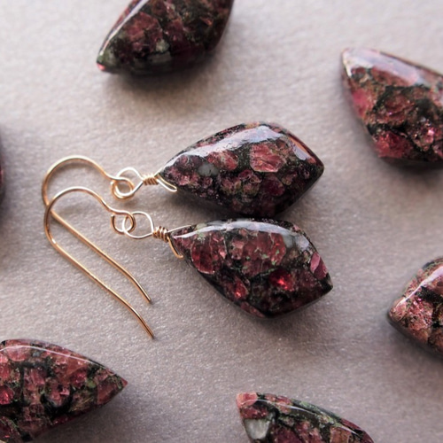 ☆希少石 ユーディアライト AAA 14kgf 柘榴色のピアス（イヤリング変更