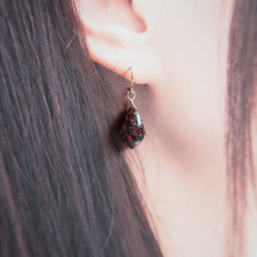 ☆希少石 ユーディアライト AAA 14kgf 柘榴色のピアス（イヤリング変更