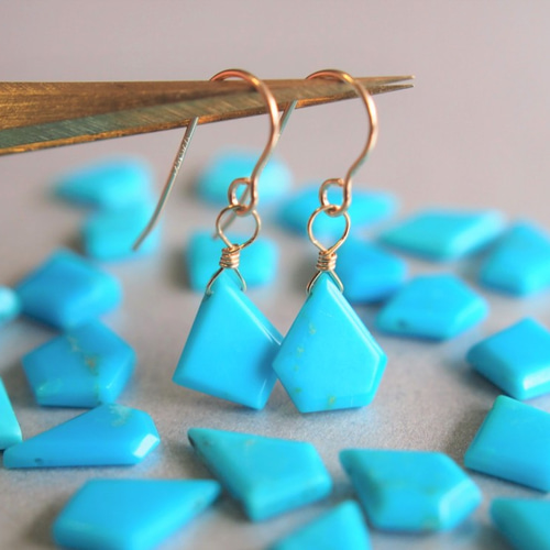 1点作品☆ スリーピングビューティターコイズピアス　イヤリングに変更可能☺︎ ☆小さな宝石☆スリーピングビューティー ターコイズ 14kgf 金春色の