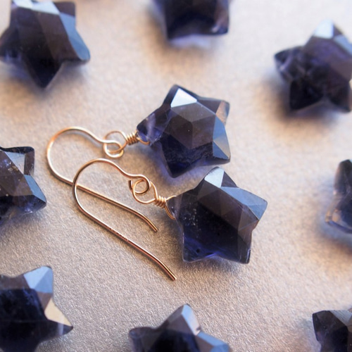 14kgf フローライトとアイオライトのピアス パイライトインフローライト 1粒ピアス 14kgf バイカラー | iichi 日々